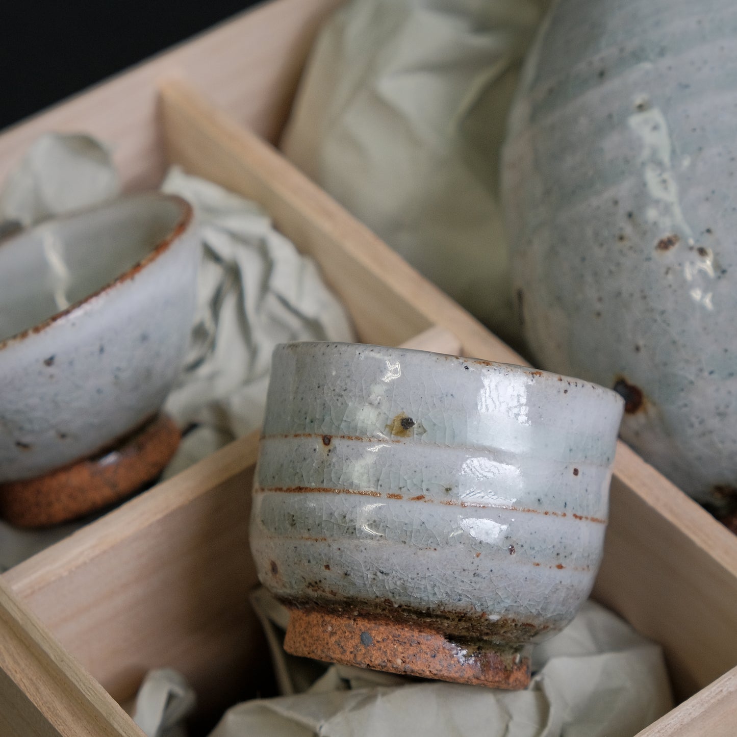 Shinohara Sake Set with Kiri Box (Kohiki)