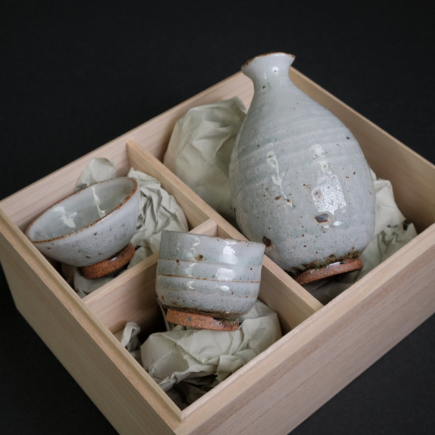 Shinohara Sake Set with Kiri Box (Kohiki)