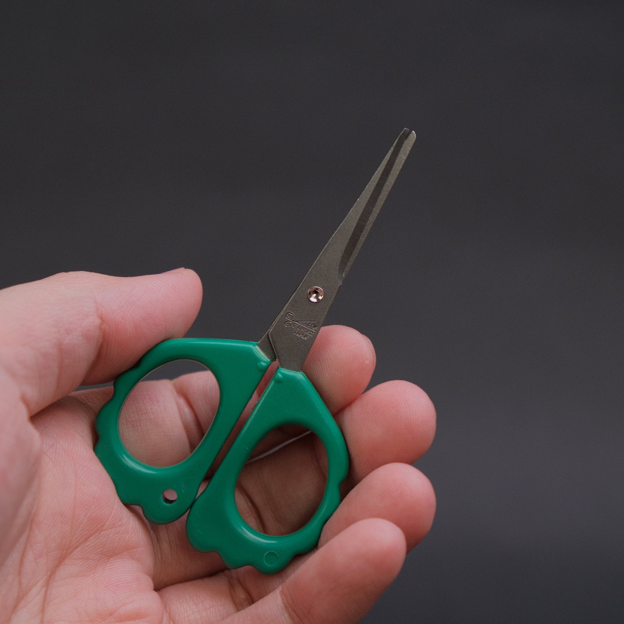 Ai &amp; Om Magnetic Carrot Shears