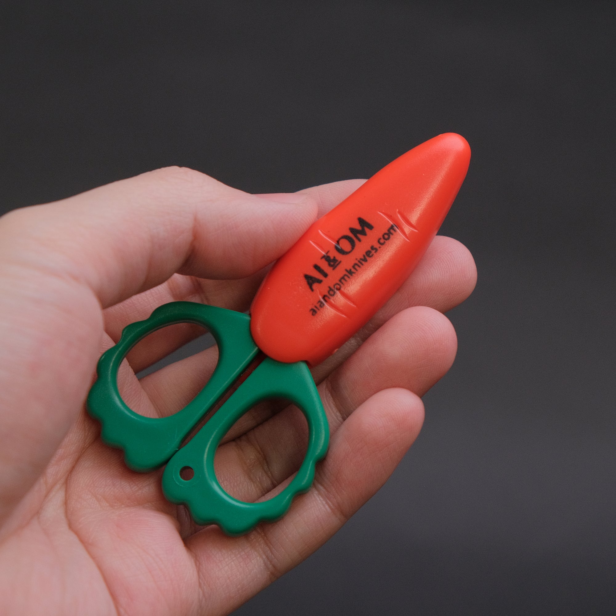 Ai &amp; Om Magnetic Carrot Shears