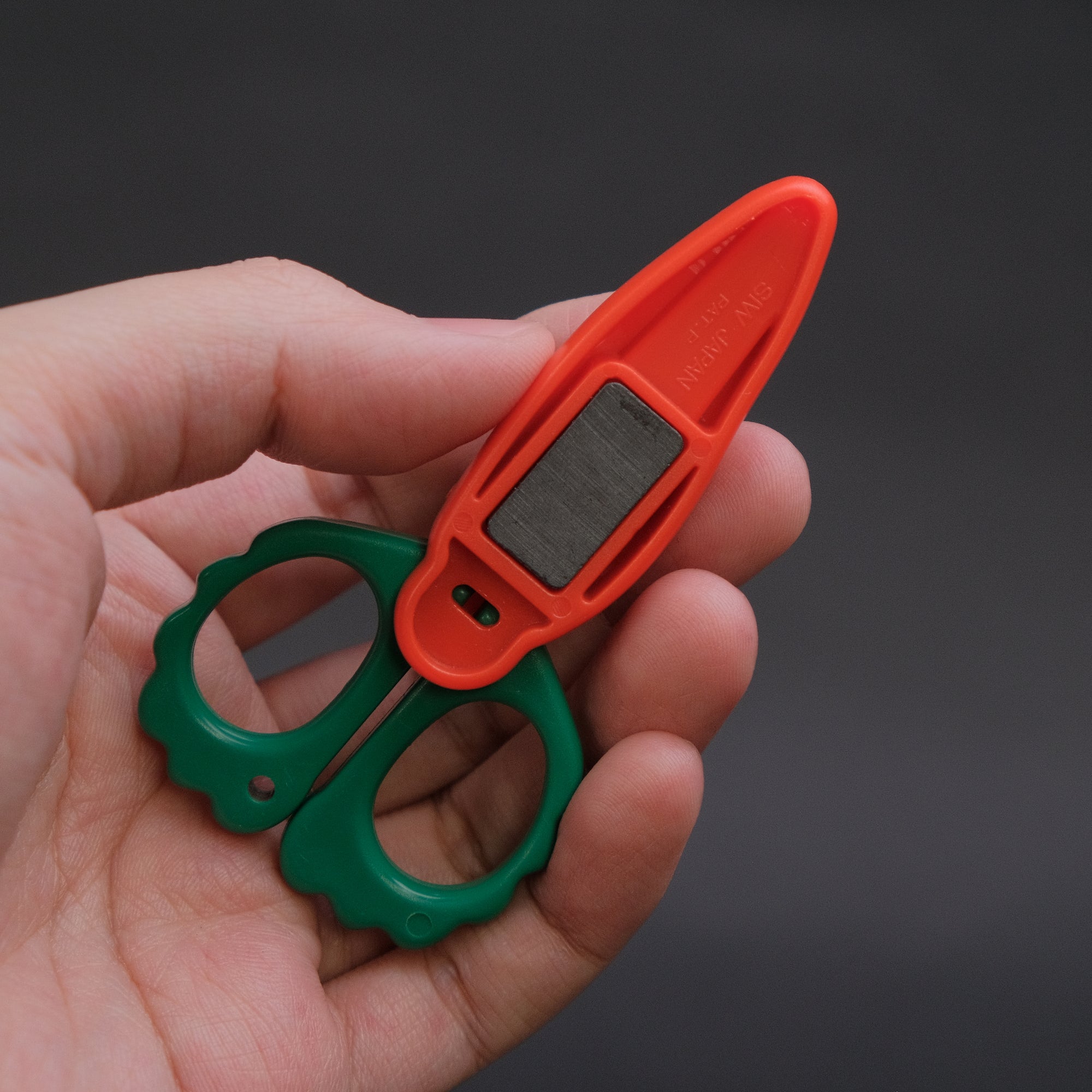 Ai &amp; Om Magnetic Carrot Shears