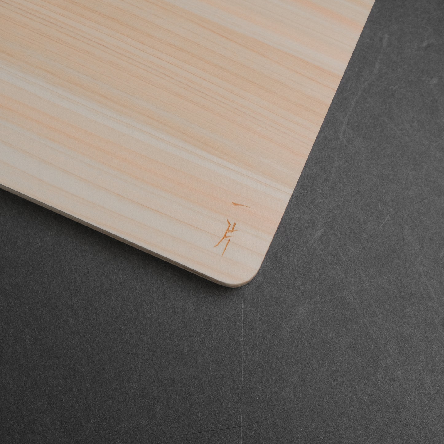Hitohira Hinoki Thin Cutting Board with Stand (Medium)