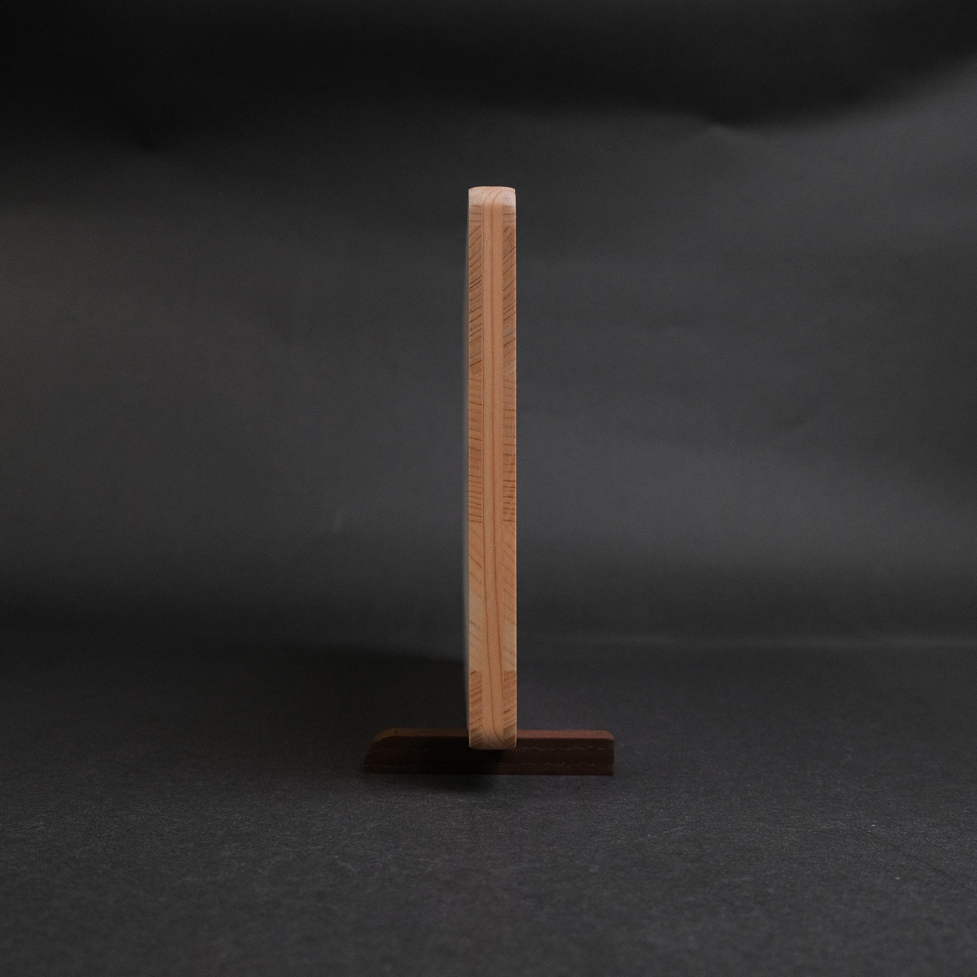 Hitohira Hinoki Thin Cutting Board with Stand (Small)